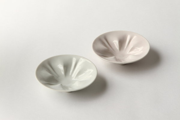 Les « hiracle » de chez Age Design sont de petits plats en porcelaine de Lutani. Ils laissent apparaître une fleur de cerisier lorsque l’on y verse de la sauce ou un assaisonnement.©DR