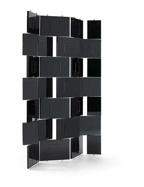 Conçu entre 1922 et 1925, ce paravent est le premier objet d’Eileen Gray à être autorisé à la réédition. Ce paravent est l’objet le plus emblématique de ses collections. A partir de 46 000 €, réédition par Classicon.