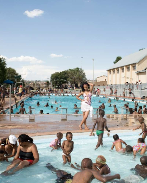 © Jodi Bieber Tous les droits réservés. – Orlando West Swimming Pool - Soweto 2009