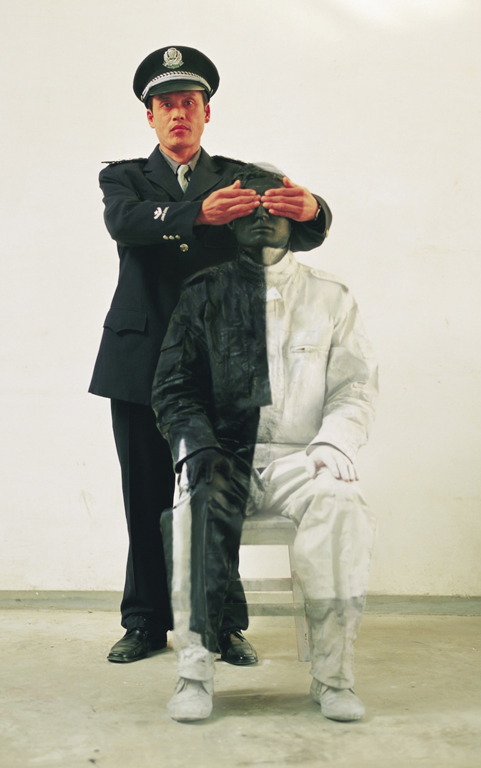 Civilian and Policeman II, 2006. © Liu Bolin.  Tous les droits réservés. 