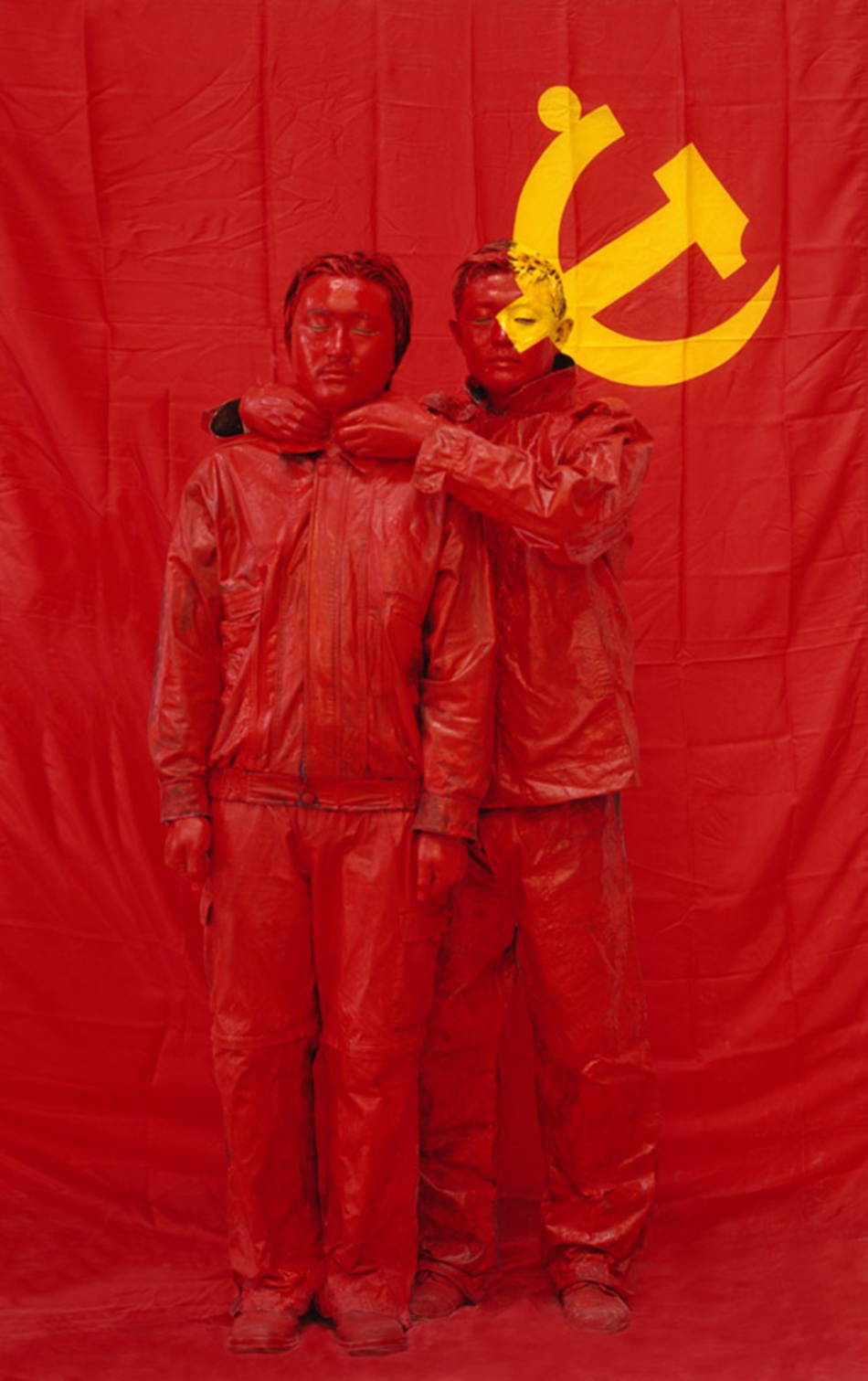 In front of the party’s flag #2, 2007. © Liu Bolin.  Tous les droits réservés. 