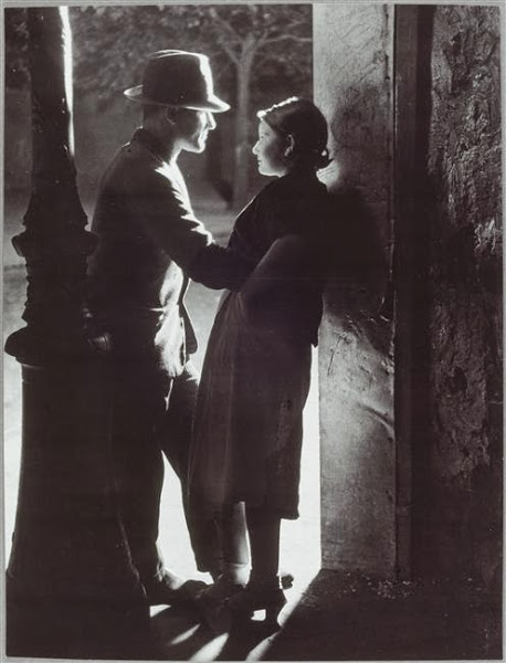 © Estate Brassaï RMN - Grand Palais / Michèle Bellot - Couple d'amoureux sous un réverbère vers 1932-1933