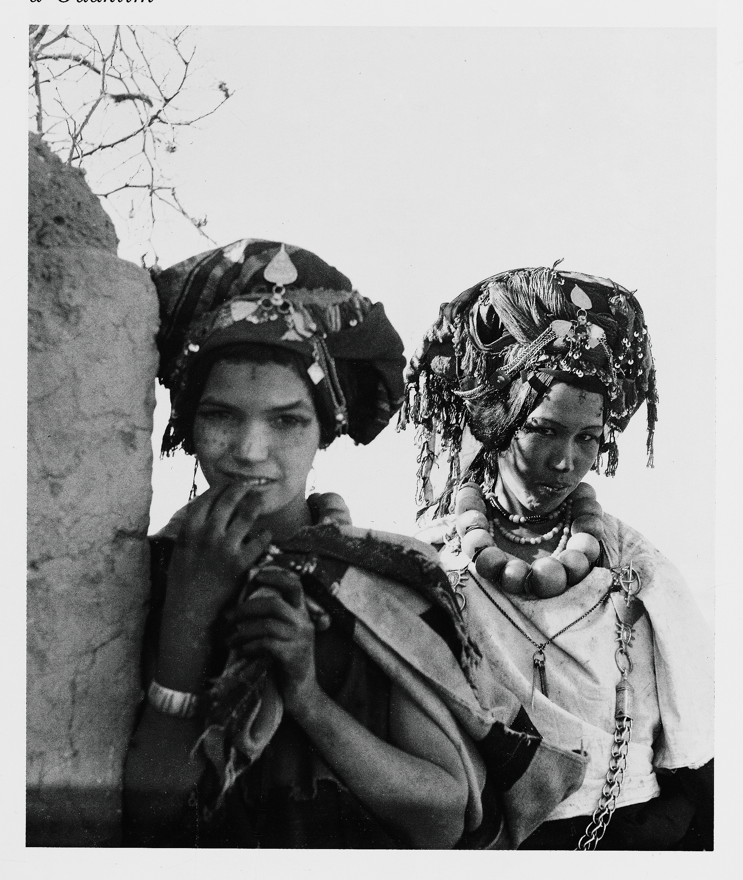 Femmes Aït Bou Iknifen parées pour un mariage Ouaklim, palmeraie de Tinerhir, Sud-Est du Maroc, 1950-1952 © photo Mireille Morin-Barde (Coiffures féminines du Maroc, Édisud)