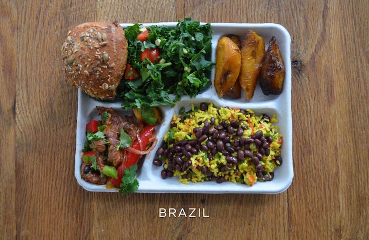 Porc et petits légumes, haricots noirs et riz, salade, pain et bananes plantain cuites. © Sweetgreen. Tous les droits réservés.