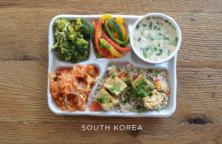 Soupe de poisson, tofu et riz, poivrons, brocolis et kimchi (piments et légumes lacto-fermentés). © Sweetgreen. Tous les droits réservés.
