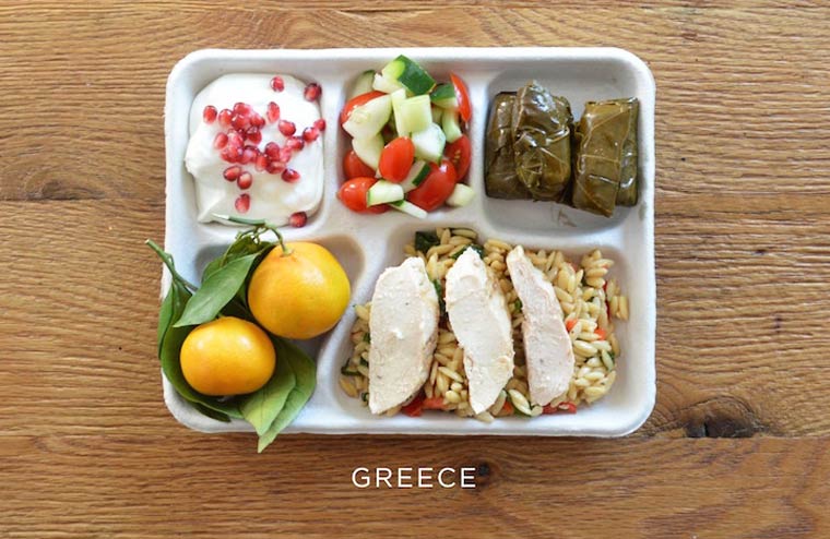 Poulet, feuilles de vigne farcies, salade de tomates et de concombres, clémentines et yaourt grec avec des graines de grenade. © Sweetgreen. Tous les droits réservés.
