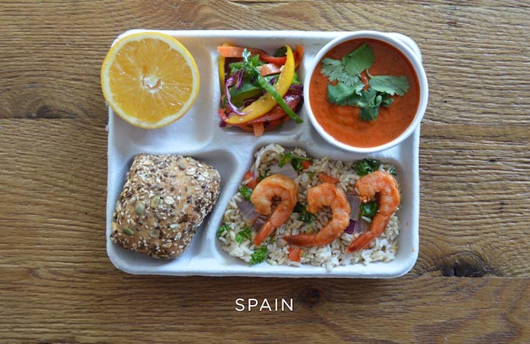 Crevettes sautées sur lit de riz brun et légumes, gaspacho, poivrons frais, pain et orange. © Sweetgreen. Tous les droits réservés.