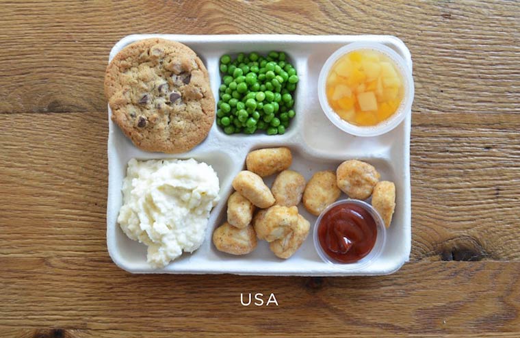 Nuggets de poulet, purée de pommes de terre, petits pois, fruits coupés et cookie. © Sweetgreen. Tous les droits réservés.