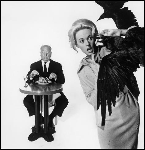 Tippi Hedren et Alfred Hitchcock pour la promotion du film "Les oiseaux" ©Philippe Halsman