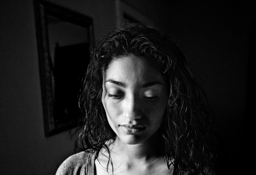 Vanelia, une jeune mère originaire de Puerto Rico, est photographiée chez elle, dans le quartier de Crescent à Rochester. © Paolo Pellegrin. Tous les droits réservés.