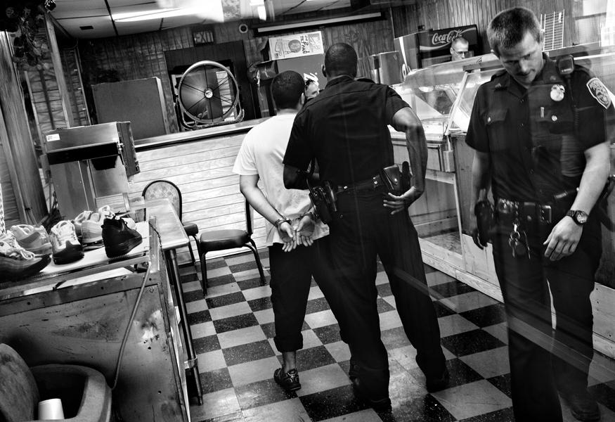 Soupçonné d'avoir menacé un client avec un fusil, un gérant de fast-food est ici arrêté à Rochester, en 2012. © Paolo Pellegrin. Tous les droits réservés.