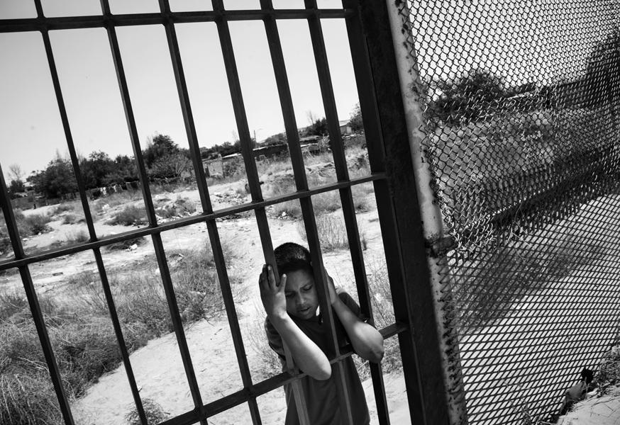 Un enfant est ici pris en photo du côté mexicain de la clôture à Colonia Rancho Anapra, près de Ciudad Juarez (Mexique) © Paolo Pellegrin. Tous les droits réservés.