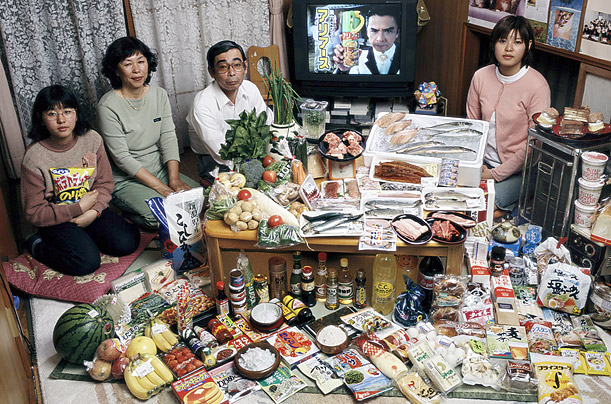 Japon. Budget pour une semaine : 241 euros pour nourrir 4 personnes Plats favoris : sashimi, fruits, gâteaux, chips © Peter Menzel. Tous les droits réservés.