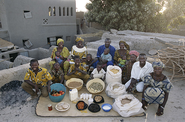 Mali. Budget pour une semaine : 20 euros pour nourrir 15 personnes Plat typique : recettes à base de riz © Peter Menzel. Tous les droits réservés.