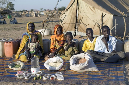 Tchad. Budget pour une semaine : 0.90 euros pour nourrir 6 personnes Plat typique : soupe avec de la viande de mouton © Peter Menzel. Tous les droits réservés.