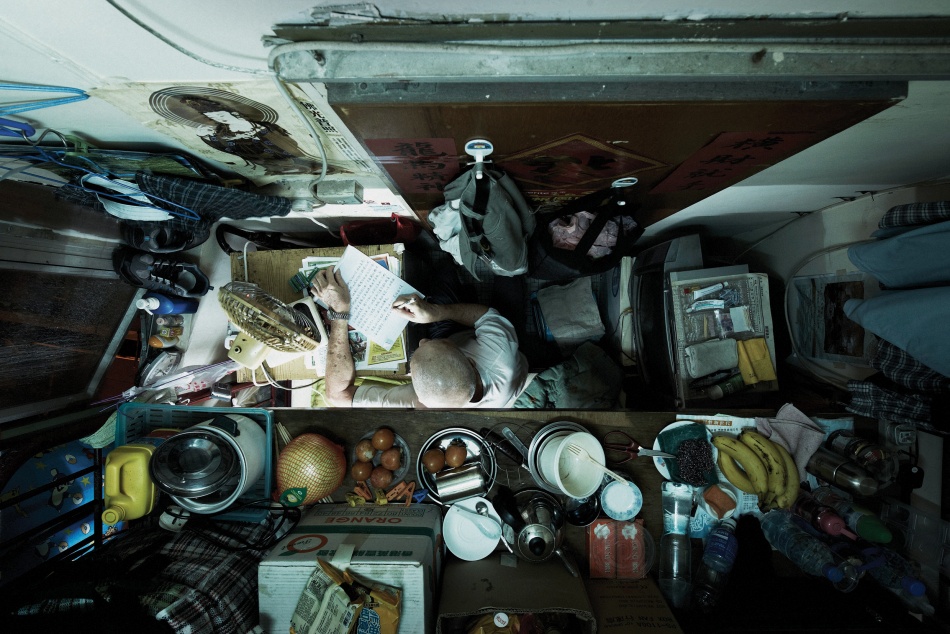 Mr Cheung, personne âgée célibataire, vit seul dans un box de 3m².  © SoCO, Benny Lam. Tous les droits réservés.