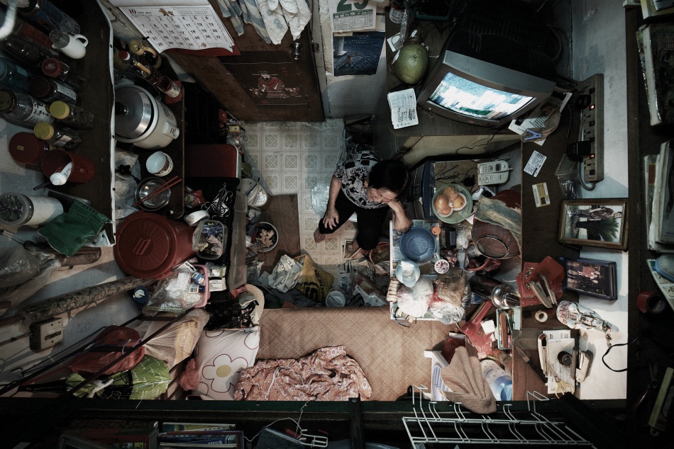 Grand-mère Yeung, vit seule dans un box de 5m².  © SoCO, Benny Lam. Tous les droits réservés.