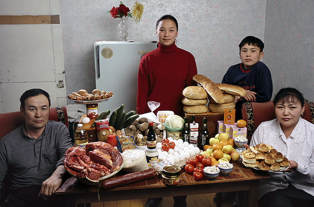 Mongolie. Budget pour une semaine : 30 euros pour nourrir 4 personnes Plat typique : boulettes de mouton © Peter Menzel. Tous les droits réservés.