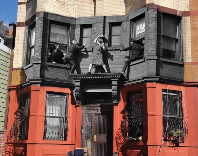 19 mars 1942 : Edna Egbert monte sur la corniche de son appartement au 497 Dean Street. Apparemment, elle n’a pas apprécié que la police essaye de l’en déloger. © Marc Hermann. Tous les droits réservés.