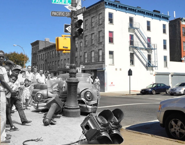 28 juillet 1957. Le panneau de signalisation à l’angle de Pacific Street et Classon Avenue est percuté par une voiture dérobée par un repris de justice. Aujourd’hui, le poteau est toujours le même. © Marc Hermann. Tous les droits réservés.