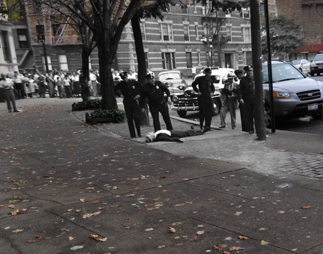 Samedi 30 juillet 1950. Ce jour-là, les promeneurs de Prospect Park se retrouvent nez à nez avec le cadavre de Michael Dwyer, dont le suicide a eu lieu en pleine rue.© Marc Hermann. Tous les droits réservés.