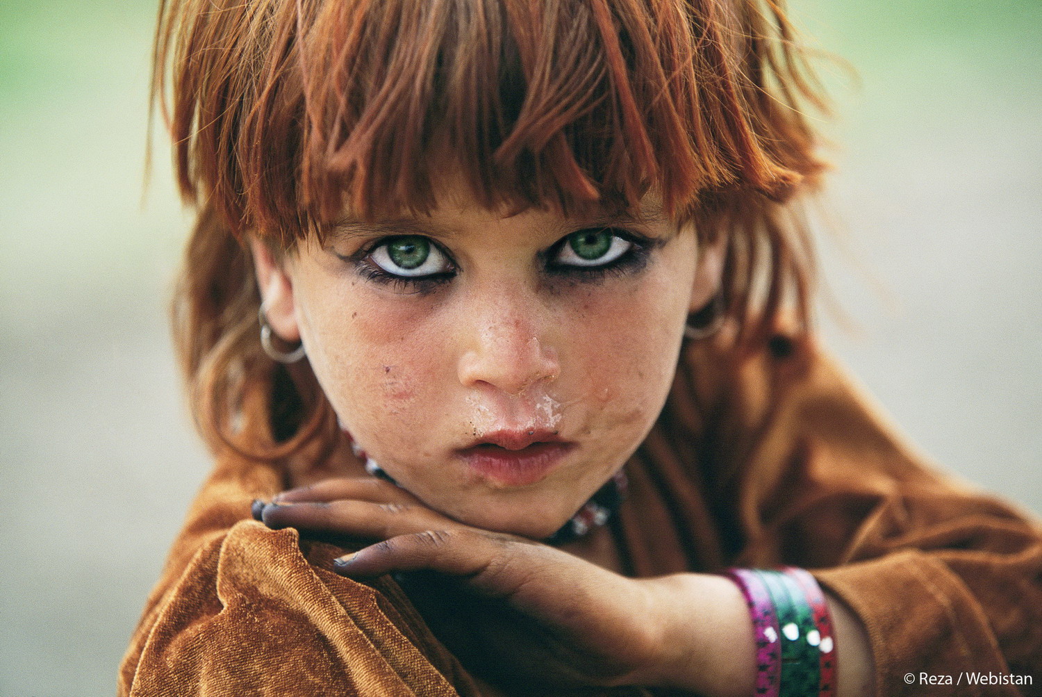 © REZA.  2004. Afghanistan. Zone tribale pachtoune. Portrait d'une fillette afghane.