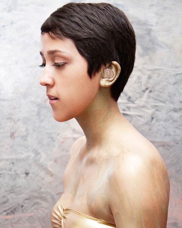 © Olivia Locher. Tous les droits réservés. Hawaï : Interdiction de placer des pièces de monnaie dans ses oreilles 