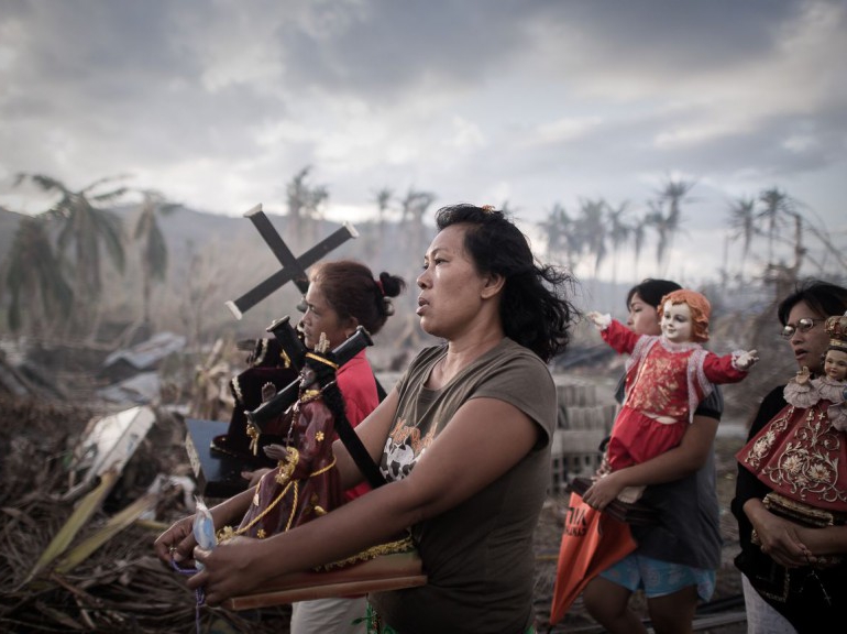  1er prix « Photo unique d'actualité » - Philippe Lopez Procession religieuse à Tolosa (Philippines) suite au typhon Hayan le 18 novembre 2013. 