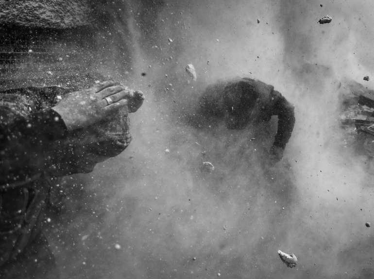 1er prix « Reportage d'actualité » - Goran Tomasevic Rebelles syriens sous les bombardements dans la banlieue de Damas, le 30 janvier. 