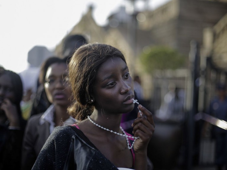 1er prix « Portrait non mis en scène » - Markus Schreiber Une jeune femme n'ayant pu accéder au cercueil de Nelson Mandela à Pretoria (Afrique du Sud) le 13 décembre dernier. 