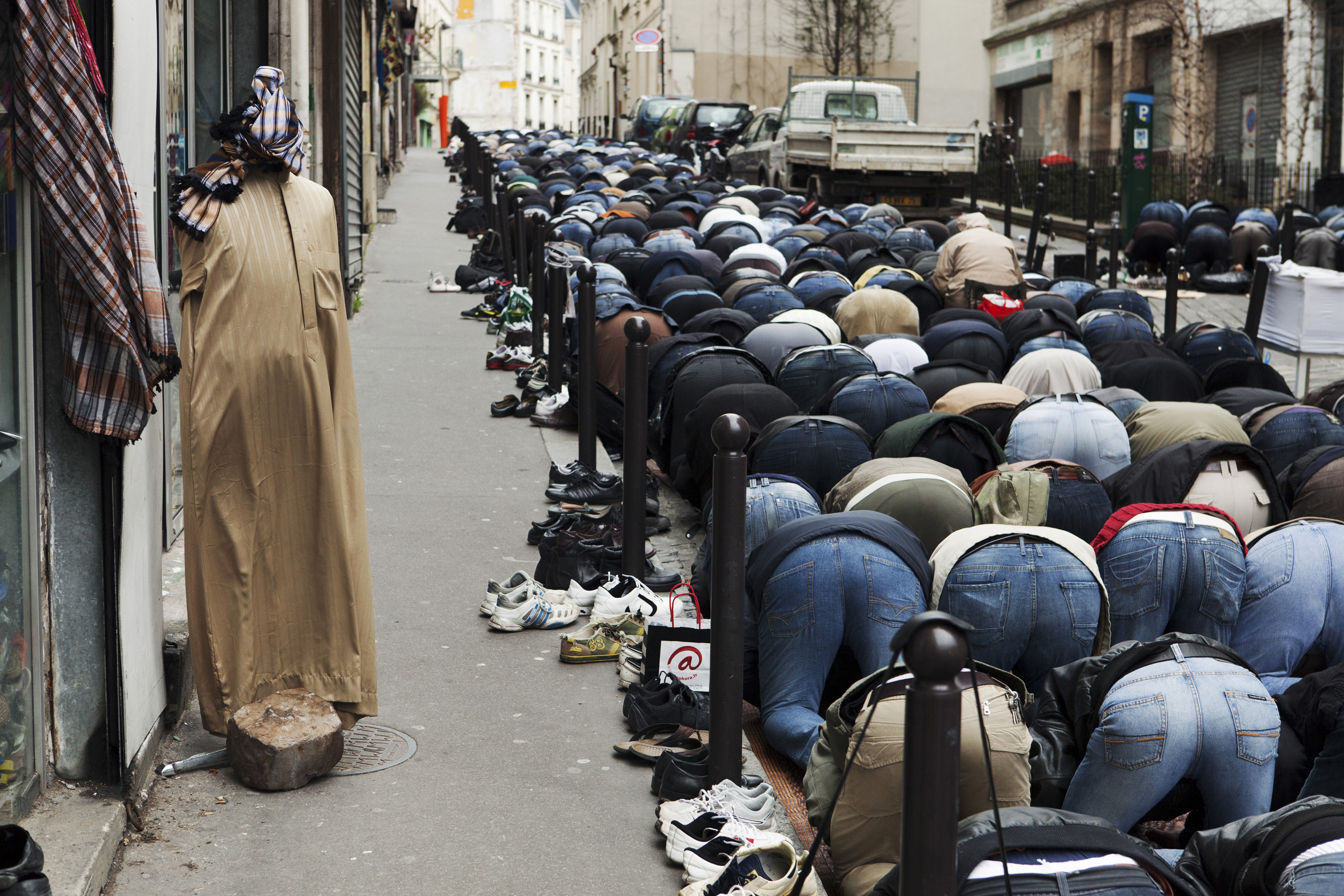Paris. La Goutte d’Or. Prière dans la rue. 2011 © Martin Parr / Magnum Photos / Galerie kamel mennour