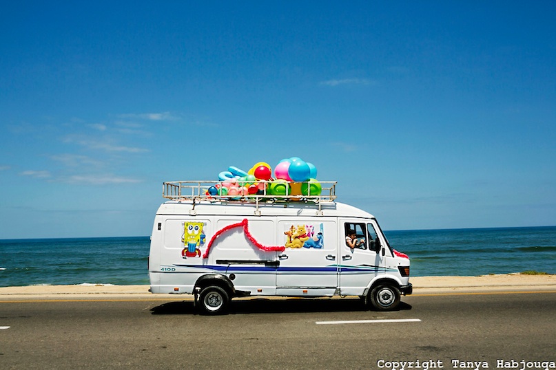 Un camion vendeur de jouets, plage de Gaza – 2013. © Tanya Habjouqa. Tous les droits réservés.