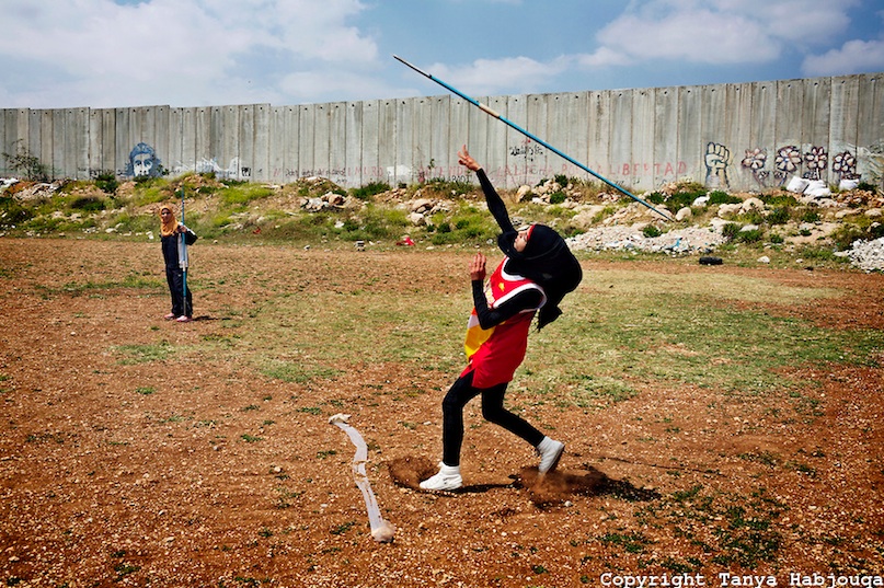 Etudiants de l’université de Al-Quds, rassemblement pour un dernier entrainement de lancé de javelot avant l’été à Abu Dis, à côté du mur de séparation israélien – 2013 © Tanya Habjouqa. Tous les droits réservés.
