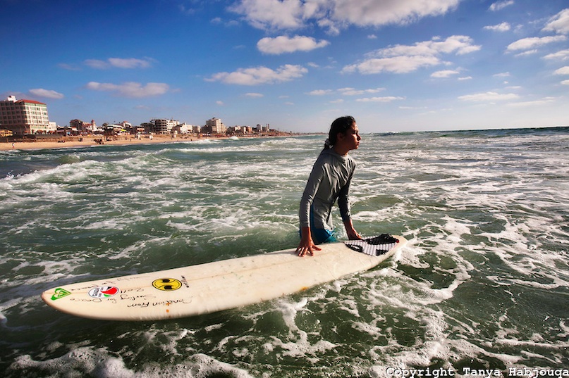 Sabah Abu Ghanim, 14 ans, surfeuse célèbre à Gaza – 2013 © Tanya Habjouqa. Tous les droits réservés.
