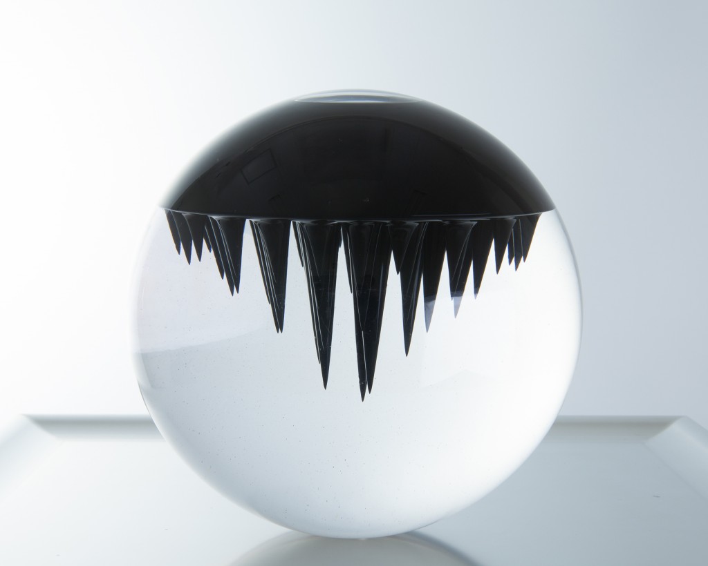 Planet No.2 - Garden Oeuvre cinétique. Ferrofluides, liquide transparent, verre, bois, contrôleur de champs magnétique, 2014 Sachiko Kodama C’est probablement l’œuvre la plus fascinante. Le ferrofluide est une substance créée par la Nasa dans les années 60. Les nanoparticules de fer présentes dans la substance liquide, d’un noir pur, sont attirées par les champs magnétiques.  Dans cette boule de verre, le liquide est tiré, comme absorbé vers le bas, puis se tord, rebondit, et reprend sa place originelle. Comme dans une planète, il prend la forme tantôt d’une « montagne », tantôt de « fleurs », mais laisse en tout cas l’observateur totalement captivé. 