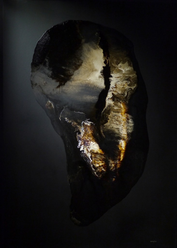 Mitsuru Tateishi A priori, c’est une grosse huître plus belle que ses congénères… Pourtant, cette peinture subtile représente à la fois l’espace, la mer, les rêves. Lorsqu’on s’approche, c’est un monde entier qui s’offre à nous. Entre les couleurs brunes, noires, jaunes, préférées par l’artiste, s’entremêlent l’écume des vagues, les nuées d’un ciel gris orageux. Voilà à quoi mènent les flâneries du promeneur solitaire. Un entrelacs diffus et non organisé de pensées, images plus ou moins concrètes. Là encore la matière absorbe, organique, vivante. La peinture est immense, assez pour se laisser aller à plusieurs minutes de douce contemplation… 
