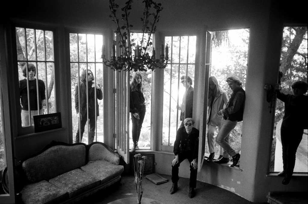 Steve Schapiro, Andy Warhol et le Velvet Underground, Hollywood Hills, Los Angeles, 1966 © The Andy Warhol Foundation for the Visual Arts, Inc. / ADAGP, Paris 2015
