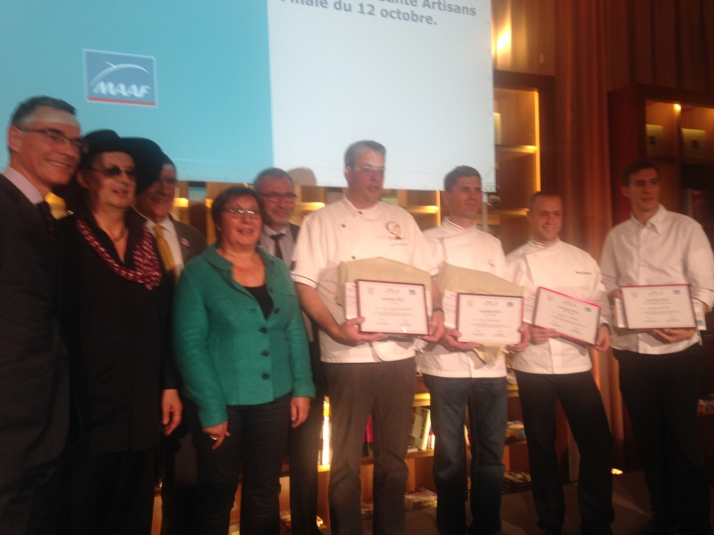 Les lauréats du concours avec Marc Veyrat, Martine Pinville, Secrétaire d’État chargée du Commerce, de l’Artisanat, de la Consommation et de l’Economie sociale et solidaire, et des organisateurs ©‎Johanna Gutkind