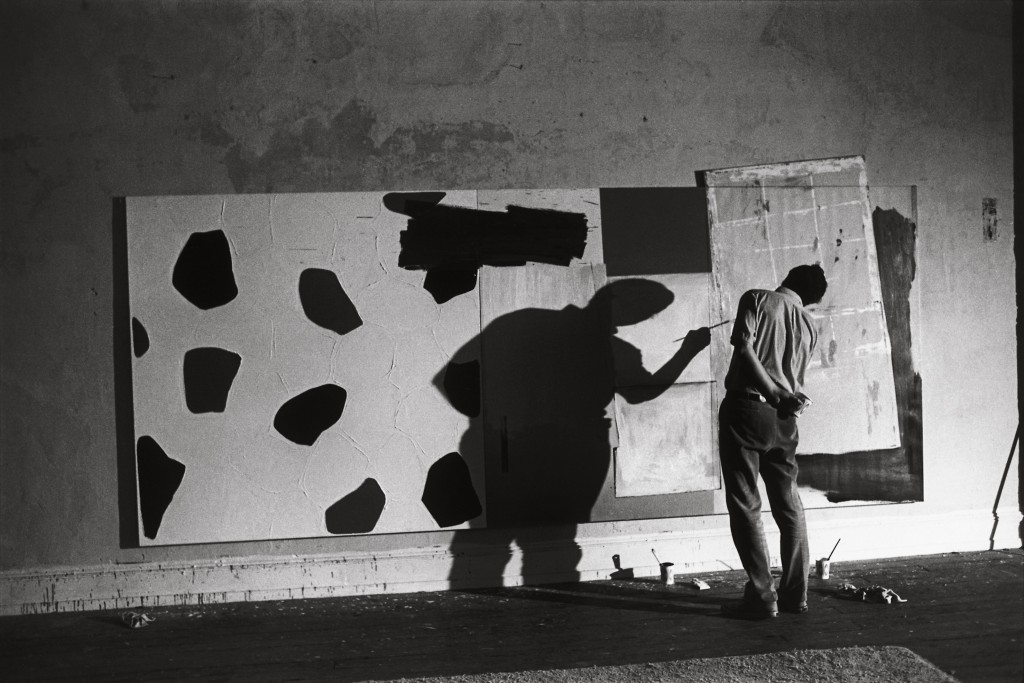 Jasper Johns dans son atelier, New York, 1964 © Estate Ugo Mulas, Milano - Courtesy Galleria Lia Rumma, Milano / Napoli