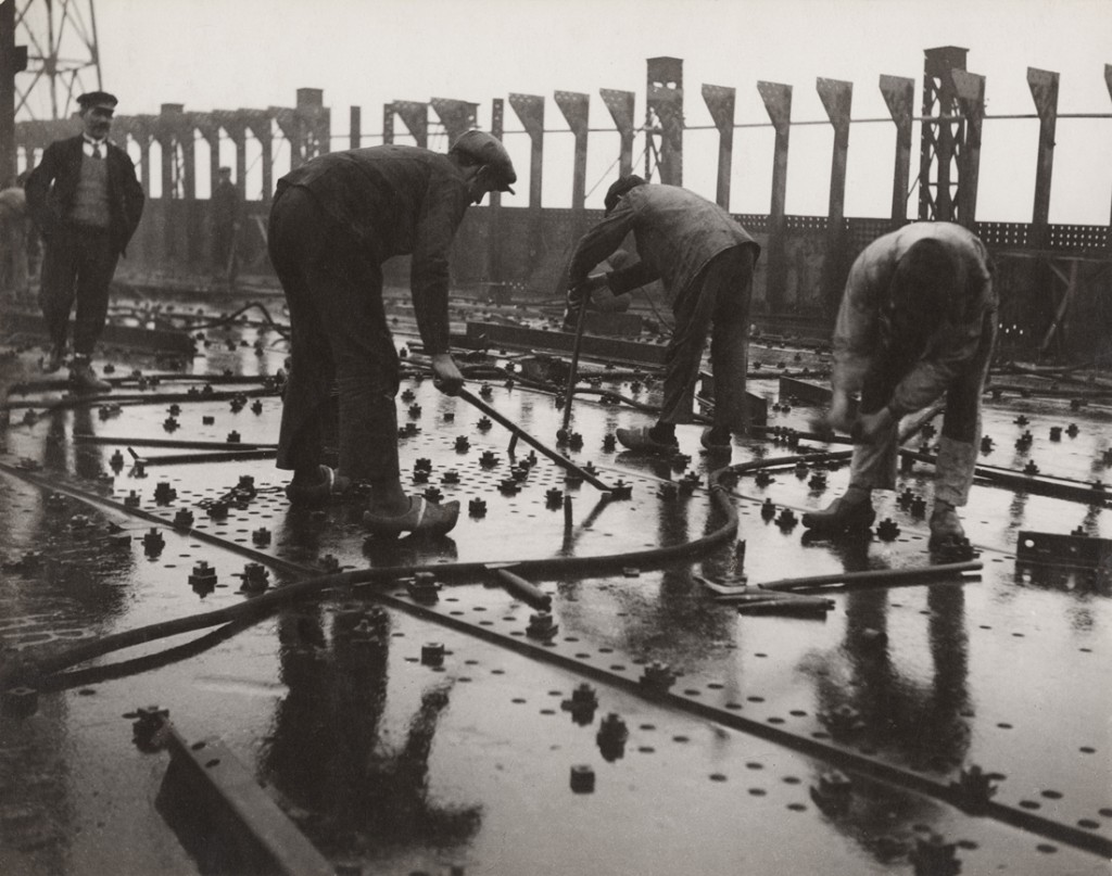 Construction des grands paquebots. Rivetage de tôles d‘un pont de navire, chantier et ateliers de Saint-Nazaire à Penhoët 1931-1932 François Kollar