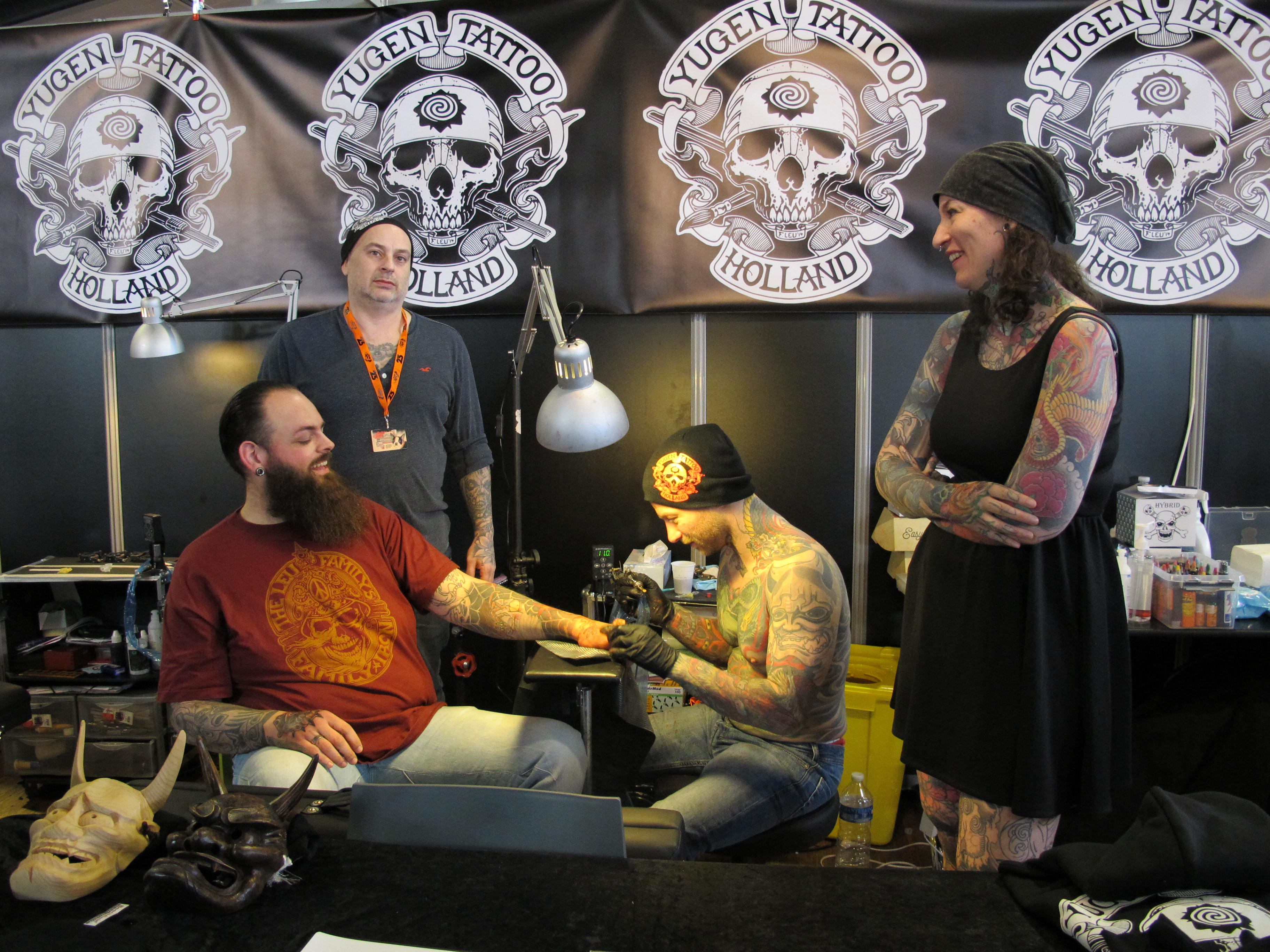 On se fait tatouer en rigolant chez ©Julie Albesa