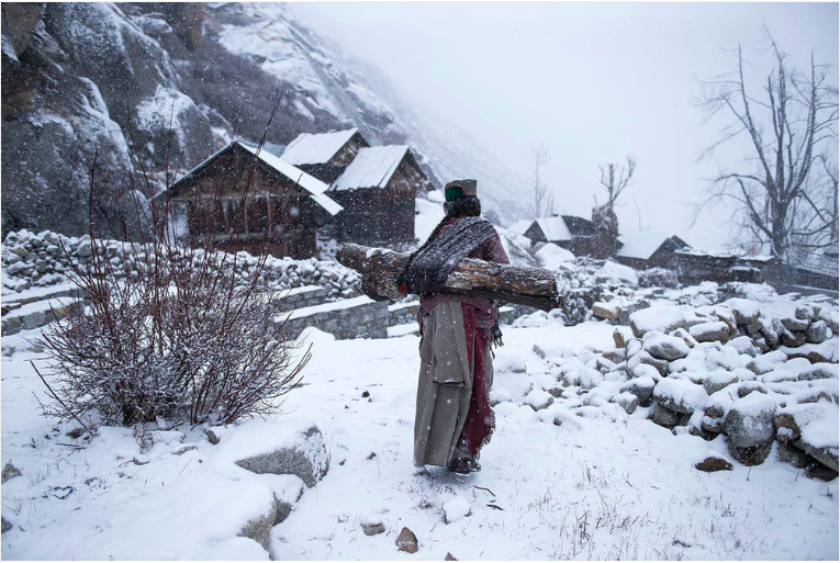 Troisième place, catégorie "gens" © Mattia Une vieille femme dans un village reculé de l'Himachal Pradesh, en Inde, portant une énorme bûche de bois pour réchauffer sa maison.