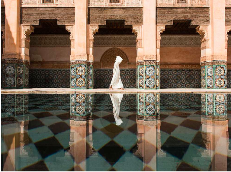 Première place, catégorie “villes” © Takashi Nakagawa Marrakech est une ville passionnante pour tous les voyageurs, mais j’étais fatigué de ces rues bondées où l’on me demandait de l’argent. J’ai alors cherché un endroit plus calme, et je me suis reposé quelques instants au bord de ce bassin, au cɶur de cette architecture islamique.