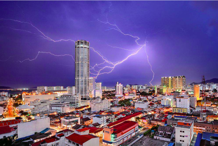 Troisième place, catégorie “villes” © Jeremy La foudre frappe la tour du Menara Komtar Complex, monument emblématique de George Town, capitale de l'État de Penang, en Malaisie. Elle symbolise le rajeunissement de la ville opéré ces dernières années