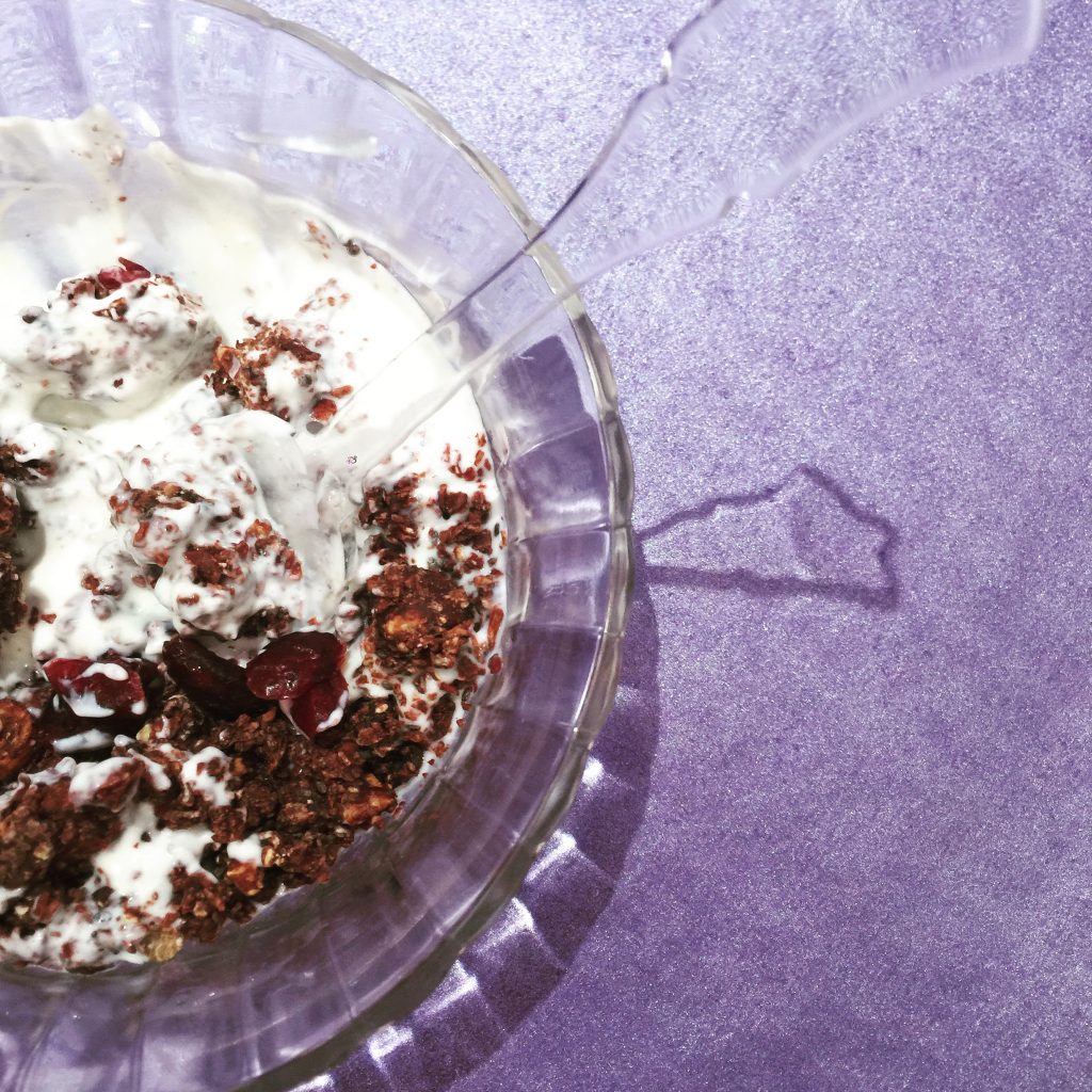 granola-cacao-cru-sur-fond-violet-irise