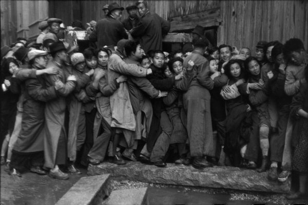  Henri Cartier-Bresson, Images à la Sauvette (Verve, 1952), p. 127-128, Les derniers jours de Kuomintang, Shanghai, Chine, décembre 1948 - janvier 1949 © Henri Cartier-Bresson:Magnum Photos