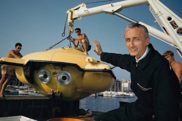 Jacques-Cousteau-montre-son-dernier-engin-de-recherche-sous-marine-©-Thomas-J.-Abercrombie-National-Geographic.jpg